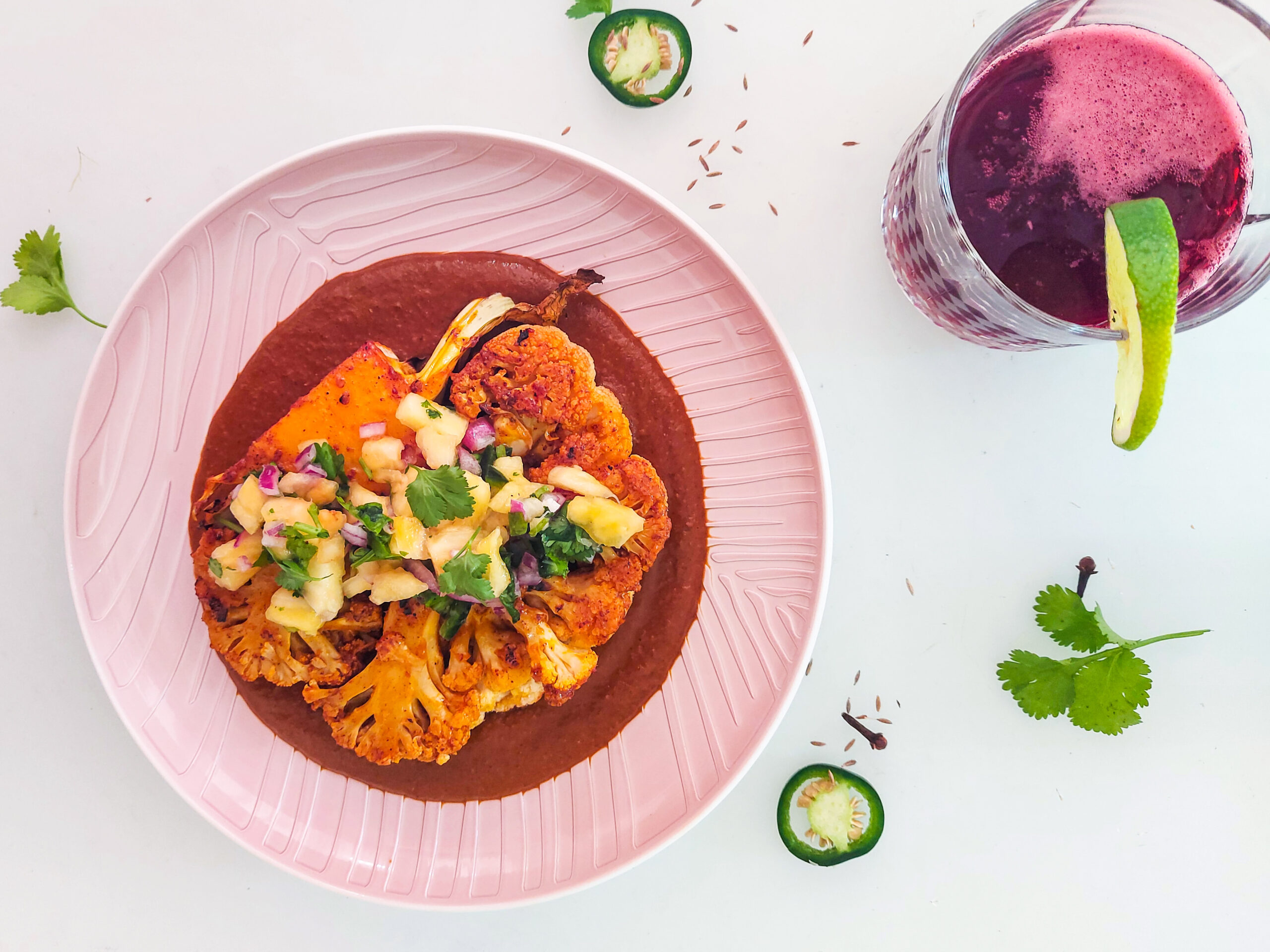 Mexican vegan BBQ bloemkoolsteak met mole en ananas-salsa - Pimentón