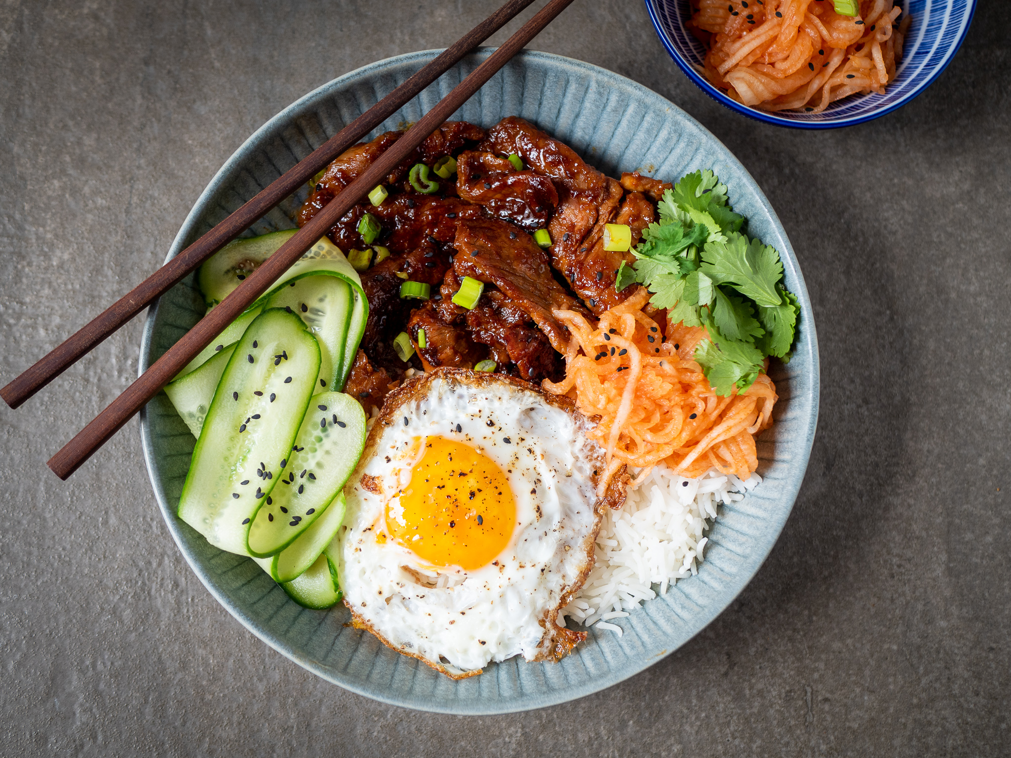 Koreaanse beef bulgogi met snelle kimchi van daikon - Pimentón