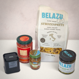 Pakket met pasta strozzapreti, pomodori piccanti, zwarte look, ansjovis en pesto genovese