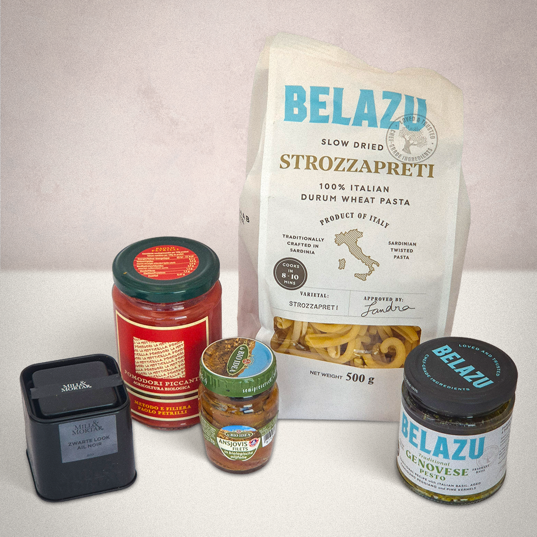 Pakket met pasta strozzapreti, pomodori piccanti, zwarte look, ansjovis en pesto genovese