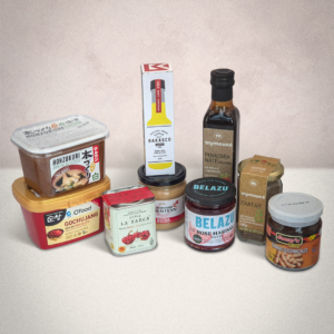 geschenkpakket met gochujang, witte miso, gerookt paprikapoeder, mosterd, bakasco, rozenharissa, granaatappelmelasse za'atar en tamarinde